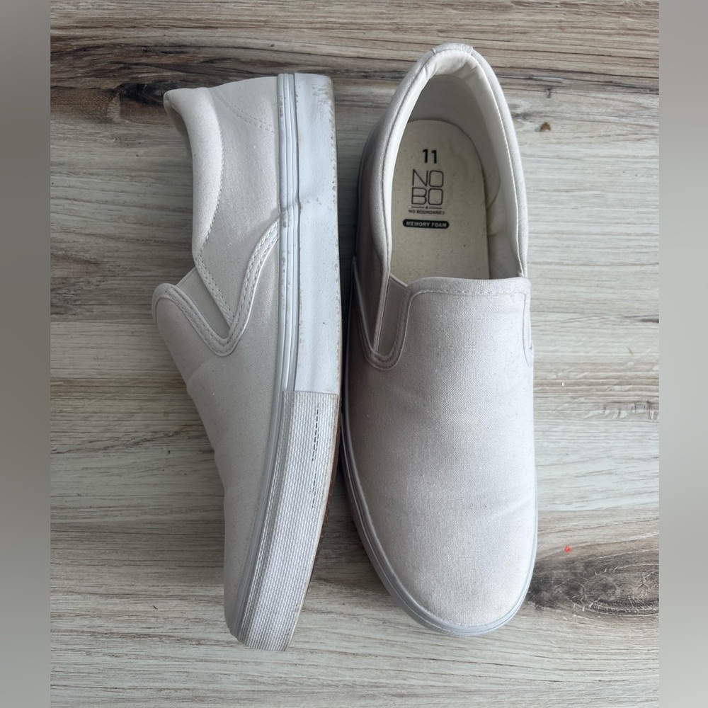 No Boundaries Women's Cream Slip-On Sneakers
